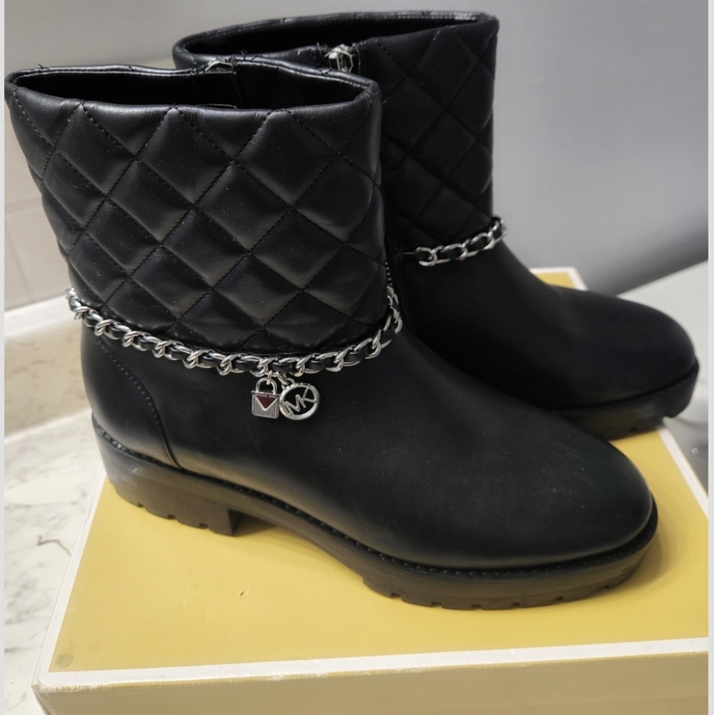 Michael Kors Black Leather Quilted Women's Boots with Chain Detail.Size 6.5